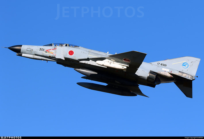 Hiện nay trong JASDF vẫn còn một số F-4EJ Phantom II; đây là máy bay chiến đấu hạng nặng, hai động cơ, hai chỗ ngồi; một thời được đánh giá là hiện đại nhất khu vực; trong đó có một số là phiên bản trinh sát RF-4EJ. Vẫn còn khoảng 50 chiếc F-4EJ, vẫn còn phục vụ trong JASDF; nhưng cơ bản những F-4EJ đã gần hết niên hạn sử dụng.