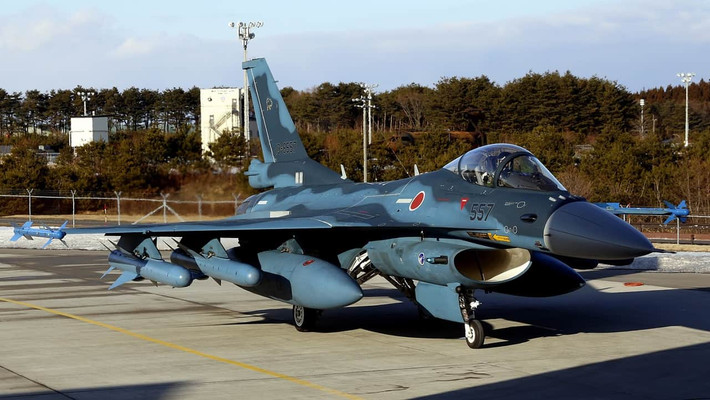 Bên cạnh đó, do F-2 có diện tích cánh lớn hơn, nên lực nâng lớn hơn so với F-16. Có khoảng 100 chiếc F-2 được biên chế trong JASDF, những chiếc F-2 sẽ làm nhiệm vụ tuyến sau F-15J.
