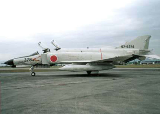 JASDF cũng là một trong số ít quốc gia còn sử dụng máy bay chiến đấu F-4 Phantom II, loại chiến đấu cơ chủ lực, mà Mỹ sử dụng trong chiến tranh Việt Nam. Tuy nhiên những chiếc F-4EJ, đều được chế tạo ở Nhật Bản vào đầu thập niên 1980 và hiện là những máy bay hoạt động ở tuyến sau.