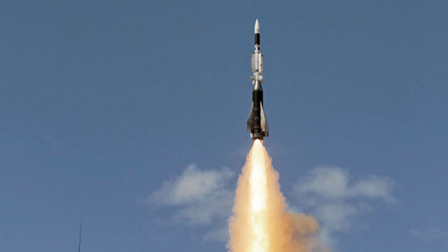 Với tốc độ Mach 4,5 (5.380 km/h), Aster 30 không đủ nhanh để đánh chặn vũ khí siêu thanh. Tuy nhiên, Đô đốc của Hải quân Anh tin tưởng rằng, kết hợp với radar Sampson, cả hai loại tên lửa Aster đều có thể đối phó thành công với loại mối đe dọa này.
