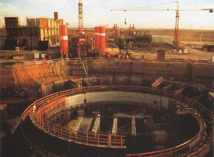 Cuộc tấn công của Israel vào cơ sở hạt nhân Iraq diễn ra vào thời điểm Baghdad đang là đối tác quan trọng hàng đầu của phương Tây trong thế giới Ả Rập, với việc Tổng thống Saddam Hussein lên nắm quyền vào năm 1979 đã xoay trục đất nước hợp tác chặt chẽ với khối phương Tây và chống lại các đối thủ truyền thống của phương Tây trong khu vực như Syria và Nam Yemen.