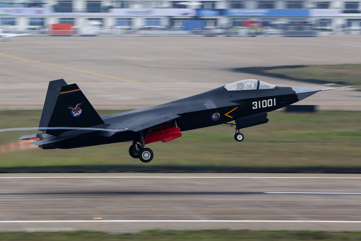 Trong khi đó, J-31 (hoặc FC-31) nhỏ hơn, do tư nhân phát triển, về cơ bản là phiên bản sao chép của F-35, nhưng khác biệt là có hai động cơ; tuy nhiên J-31 không thể có những cảm biến, tính năng tàng hình và khả năng xử lý tình huống như F-35.