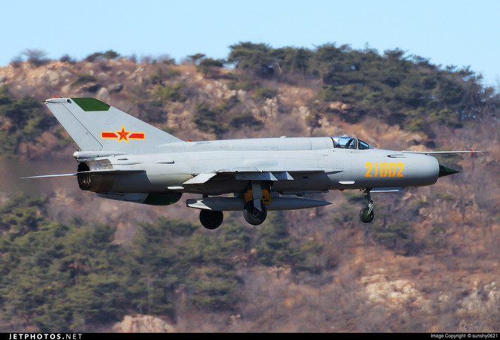 Những chiếc J-7 của Trung Quốc không còn phù hợp với không chiến hiện đại, nhưng việc tiếp tục duy trì J-7, giúp Không quân Trung Quốc tạo ưu thế về số lượng, cũng như duy trì một lực lượng lớn hơn các phi công được đào tạo và nhân viên kỹ thuật, cho đến khi biên chế máy bay mới.