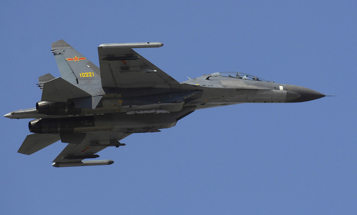 Sau khi nhập khẩu lô Su-27 ban đầu, Bắc Kinh đã mua giấy phép để chế tạo trong nước bản sao của riêng họ có tên J-11; sau khi mua của Nga 76 chiếc Su-27, Trung Quốc bắt đầu sản xuất các phiên bản J-11B và D, bất chấp sự phản đối của Nga.