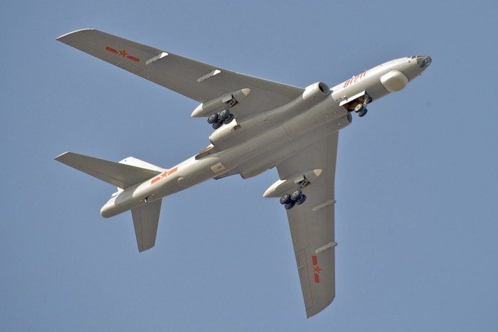 Một bản sao máy bay của Liên Xô nữa là máy bay ném bom Tu-16, được Trung Quốc sao chép thành máy bay ném bom H-6; loại máy bay này được ví là B-52 của Trung Quốc; tuy nhiên khả năng mang vũ khí của chiếc máy bay ném bom này của Trung Quốc, thậm chí không bằng máy bay chiến đấu F-15 của Mỹ.