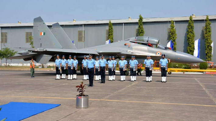 Còn nếu sử dụng Su-30MKI, Ấn Độ có thể bố trí các sân bay sâu vào trong nội địa, hoặc có thể tiến hành tuần tra trên không với thời gian dài, khi có tình huống, có thể đáp ứng các yêu cầu chiến đấu được ngay. Và thực tế, tại biên giới Pakistan, Ấn Độ đang bố trí Su-30MKI thực hiện nhiệm vụ như vậy. Nguồn ảnh: Airforceslist.