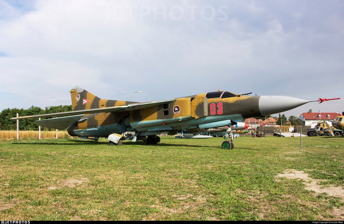 Ngoài ra MiG-23 không chỉ nổi tiếng là khó hoạt động mà còn gặp rất nhiều lỗi kỹ thuật. Ví dụ, động cơ R-29 của nó có tuổi thọ ngắn và có xu hướng quá nóng, trong khi hệ thống thùng nhiên liệu bị lỗi thiết kế, và chỉ được khắc phục trên các mẫu MiG-23 sau này.