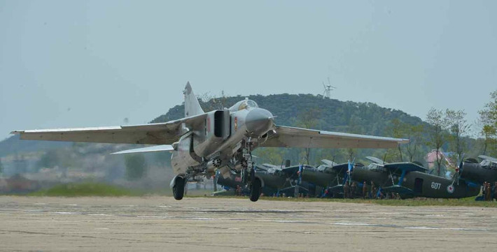 Syria và Triều Tiên là những quốc gia còn sử dụng nhiều nhất những chiếc MiG-23 còn lại trên thế giới. MiG-23 tồn tại trong lịch sử hàng không quân sự như một lời nhắc nhở nghiệt ngã rằng, ngay cả những khái niệm thiết kế tốt nhất, cũng bị thất bại, khi không theo kịp được xu hướng thời đại. Nguồn ảnh; Topwar.