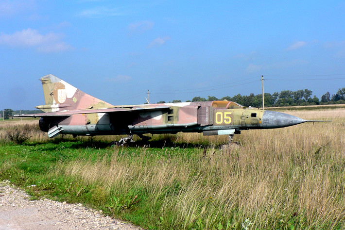 MiG-23 cũng dễ gặp các vấn đề bất ổn ở góc tấn công cao; các phi công thử nghiệm phàn nàn về sự không ổn định của MiG-23 ở tốc độ cao và khó hạ cánh trong điều kiện thời tiết xấu. MiG-23 không chỉ là một bước lùi so với MiG-21 ở một số khía cạnh, mà chi phí sử dụng của nó còn cao hơn nhiều so với MiG-21.