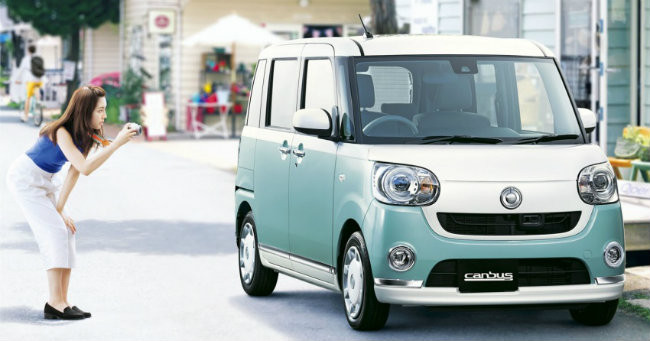 Hãng xe Nhật Bản vừa tung ra thị trường chiếc Daihatsu Move Canbus có hình dạng của một chiếc minivan và kích cỡ của xe khá tương tự như vậy. Đây được xem là những nổ lực của hãng nhằm giữ chân khách hàng.