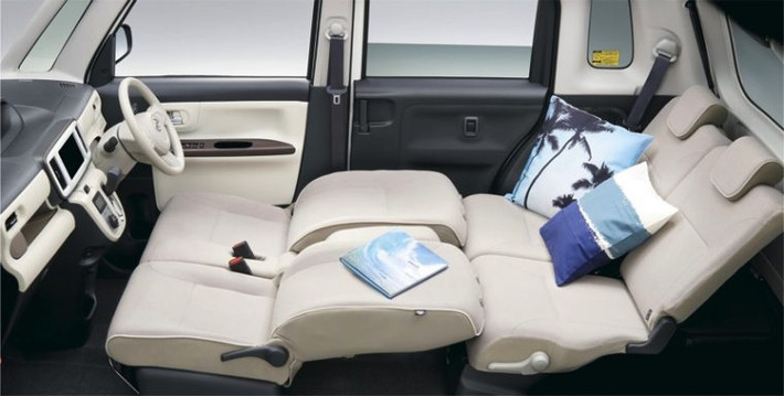 Bên trong nội thất, Daihatsu trang bị rất nhiều không gian thực tiễn cho xe như bộ ghế phía sau có thể gấp lại được và còn mang theo các khay đựng đồ ở phía dưới giúp cho việc đi mua sắm của chị em được tiện nghi hơn.