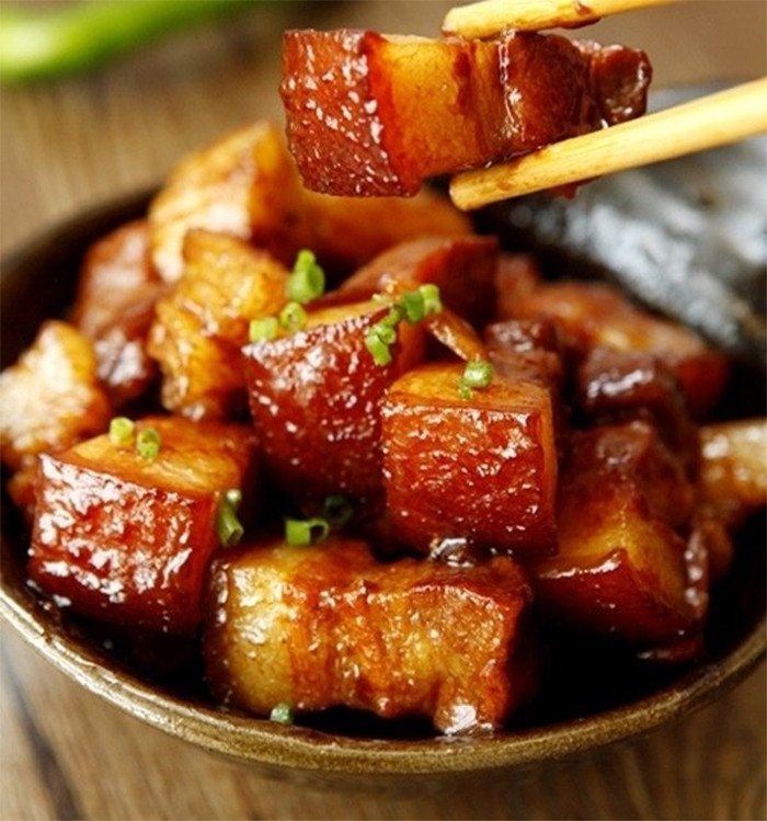 Thịt lợn giàu chất đạm, chất béo, vitamin và khoáng chất có tác dụng bổ sung dinh dưỡng cho cơ thể. Loại thịt này có thể được chế biến thành nhiều món ăn như giò xào, lợn hấp, lợn quay, thịt hầm, thịt luộc,… (Ảnh: Organica)