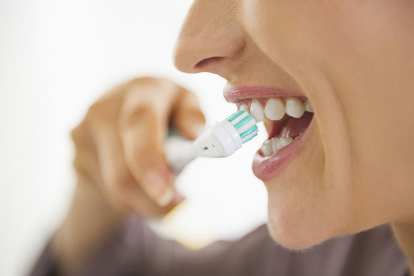 Đáng lưu ý, cảm giác buồn nôn, nôn không chỉ liên quan đến các yếu tố trên. Nó có thể là dấu hiệu cơ thể có vấn đề. Thường xuyên buồn nôn, nôn khi đánh răng, bạn nên cảnh giác những bệnh sau: