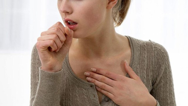 Viêm họng mãn tính. Viêm họng mãn tính là tình trạng viêm mãn tính của niêm mạc hầu họng, các mô dưới niêm mạc và tổ chức lympho. Người bị viêm họng mãn tính có thể buồn nôn và nôn khi bàn chải hoặc kem đánh răng gây kích ứng cổ họng, đánh răng vào buổi sáng.