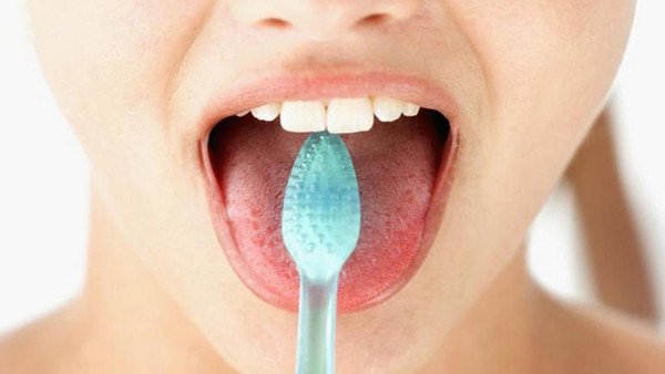 Cố vệ sinh vùng lưỡi. Chà xát vùng lưỡi giúp giảm hôi miệng hiệu quả. Vậy nhưng, lưỡi cũng là nơi nhạy cảm, hành động chà xát bàn chải cùng mùi của kem đánh răng có thể kích thích vùng này, gây cảm giác buồn nôn và khó chịu.