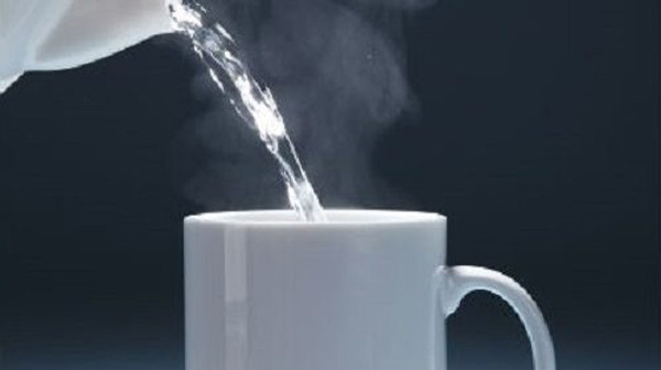 Chuyên gia nhấn mạnh, đánh răng bằng nước quá nóng hoặc quá lạnh đều không có lợi. Nhiệt độ nước thích hợp nhất để đánh răng là 35-36ºC. Nước quá nóng hoặc quá lạnh sẽ kích thích răng và nướu. Bên cạnh đó, nhiệt độ thấp của nước khó làm mềm bàn chải, dễ dẫn đến chảy máu nướu, buồn nôn.