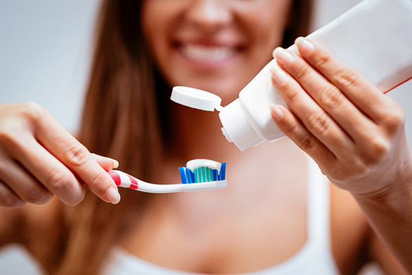 Phản ứng của cơ thể. Cảm giác buồn nôn đôi khi không quá nghiêm trọng, chỉ là phản ứng sinh lý bình thường của yết hầu. Vùng này bị kích thích, cơ thể sẽ nảy sinh phản xạ nôn để ngăn chặn các dị vật, chất độc hại thâm nhập vào cơ thể.