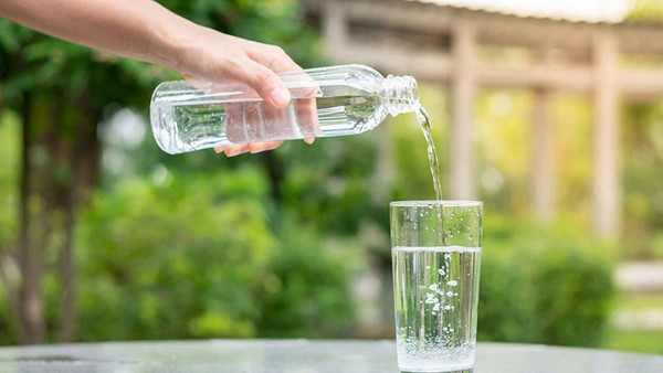 Theo chuyên gia, người trưởng thành bài tiết khoảng 1500-2000ml nước tiểu mỗi ngày. Để cơ thể vận hành bình thường, một người cần bổ sung 2000-2500ml nước. Đáng lưu ý, bạn nên uống nước rải rác trong ngày, tránh đợi đến khi khát mới uống. Nên uống nước lọc, nước đun sôi thay vì lạm dụng các loại nước ngọt đóng chai, bia rượu.