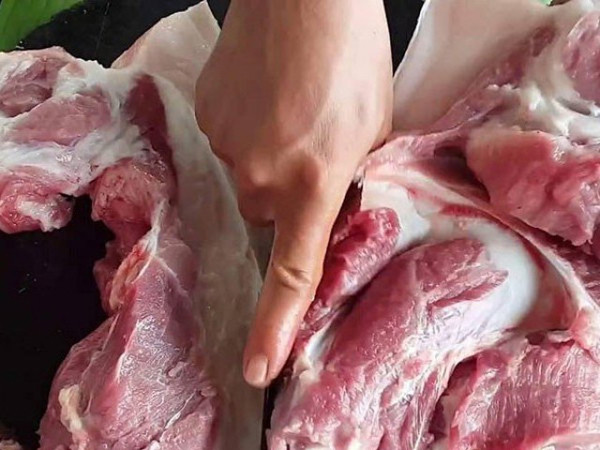Lợn theo kiểu công nghiệp thường có thời gian xuất chuồng ngắn, nuôi nhốt tập trung nên ít vận động. Thịt lợn kiểu này thớ không chắc, thơm và ngọt như lợn nuôi theo kiểu truyền thống.