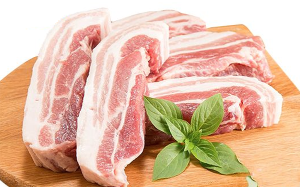 Lợn ở các trang trại ít vận động, tiêu thụ thức ăn công nghiệp, tăng trọng nên chu kỳ sinh trưởng sẽ rút ngắn. Thịt sẽ có màu hồng nhạt thay vì màu đỏ, phần mỡ có màu trắng.