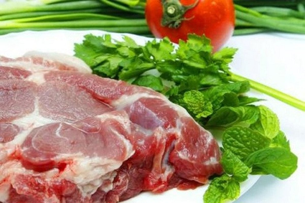 Ở đó, thịt lợn nuôi theo kiểu truyền thống sẽ được cho ăn các loại thực phẩm tự nhiên, không có phụ gia độc hại hay chất kích thích tăng trưởng. Đôi khi, lợn nuôi kiểu truyền thống còn được thả rông, thịt sẽ càng thơm ngon, săn chắc.
