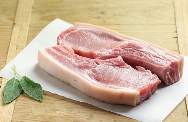 Lợn ở các trang trại ít vận động, tiêu thụ thức ăn công nghiệp, tăng trọng nên chu kỳ sinh trưởng sẽ rút ngắn. Thịt sẽ có màu hồng nhạt thay vì màu đỏ, phần mỡ có màu trắng.