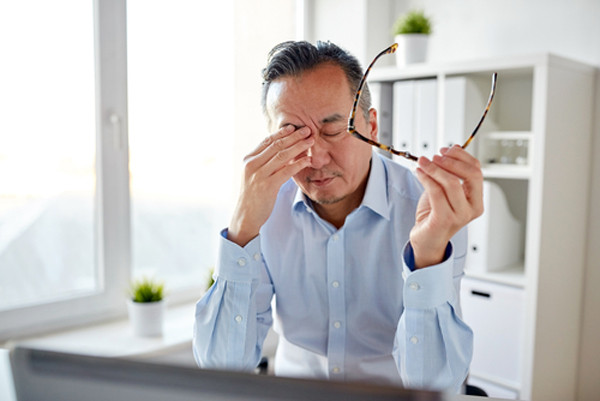 Căng thẳng thời gian dài. Căng thẳng kéo dài không chỉ ảnh hưởng đến cảm xúc mà còn ảnh hưởng trực tiếp đến sức khỏe nam giới. Cụ thể, stress gây ra nhiều rối loạn chuyển hóa bên trong cơ thể, tăng nồng độ cholesterol trong máu, kéo theo bệnh tim mạch, cao huyết áp, loạn dưỡng, rối loạn tiêu hóa, xuất huyết dạ dày, nhức đầu, đau bụng, đau lưng, mất ngủ, chán nản, lo âu, buồn bã...