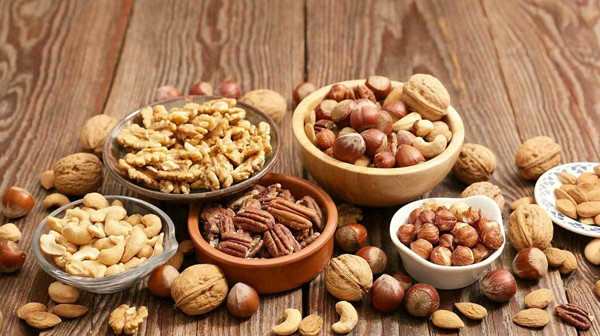 Ăn các loại hạt. Thay vì lạm dụng các loại thực phẩm chức năng, nam giới trung niên nên ăn nhiều các loại hạt như hạt bí, hạt óc chó... những loại hạt này rất có lợi cho thận, tuyến tiền liệt.