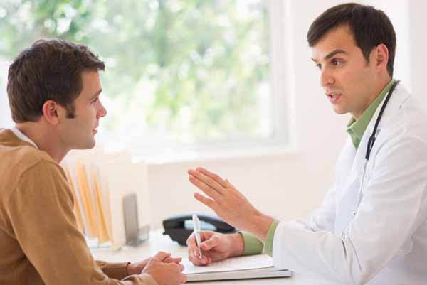 Khám sức khỏe định kỳ. Quá trình lão hóa khiến cơ thể dễ đối diện nhiều vấn đề sức khỏe. Do vậy, nam giới trung niên nên đi khám định kỳ để phát hiện dấu hiệu bất thường. Việc phát hiện và điều trị sớm ảnh hưởng lớn đến hiệu quả điều trị bệnh.
