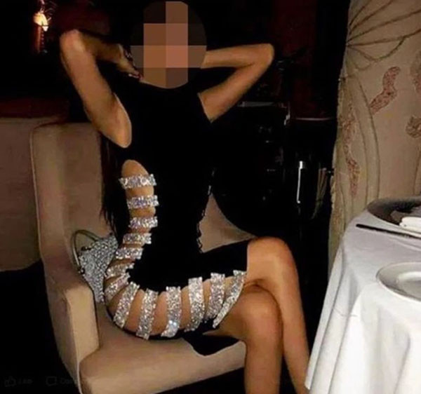 Không những vậy, diện đồ thiếu trước hụt sau, bó sát còn khiến chủ nhân bộ đồ khó vận động một cách thoải mái. Đôi khi, chỉ cần người mặc sơ sểnh là có thể đối mặt sự cố trang phục, để lộ vùng nhạy cảm.