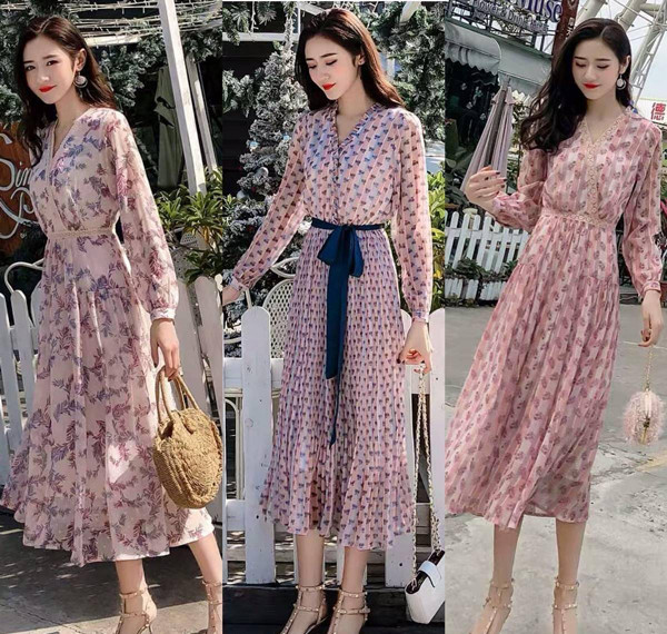4. Phối với giày cao gót. Váy hoa có thể phối cùng nhiều kiểu giày khác nhau, mỗi kiểu sẽ có điểm mạnh riêng. Chẳng hạn, váy hoa kết hợp xăng đan sẽ tôn lên vẻ nhẹ nhàng, nữ tính. Váy hoa phối giày trắng nhỏ dễ vận động, quyến rũ.