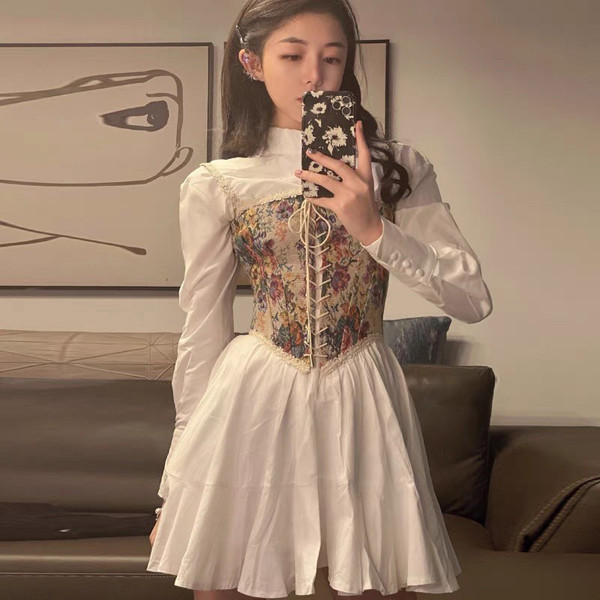 Cùng với thời gian, corset có nhiều sự thay đổi, hoàn thiện tạo kiểu dáng như ngày nay. Điều đặc biệt, có thời điểm corset không chỉ dành cho phái đẹp, nam giới cũng sử dụng chúng để làm thon gọn vóc dáng.