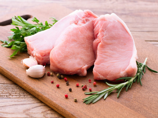 So với các loại thịt khác, mùi tanh của thịt lợn tương đối ít nên cách khử mùi tanh cũng rất đơn giản. Bạn chỉ cần ngâm qua nước muối nhạt, thấm hết phần máu còn sót lại trong thịt là thịt sẽ không còn mùi tanh. Ảnh: Boldsky.