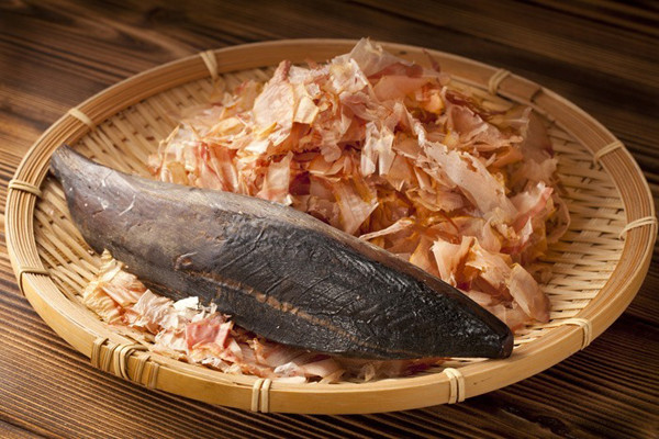 Không chỉ thơm ngon, katsuobushi còn được đánh giá cao về giá trị dinh dưỡng. Hàm lượng protein trong katsuobushi cao gấp 3 lần so với cá tươi và chứa đến 9 loại axit amin thiết yếu mà cơ thể chúng ta không thể tự sản sinh.