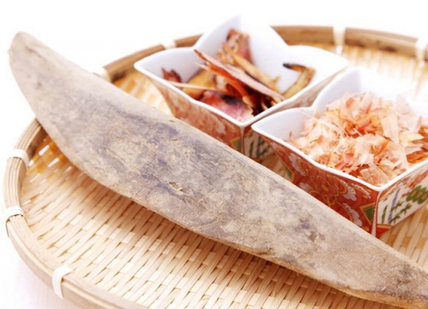 Cuối cùng, người ta cạo bỏ lớp ngoài, phun mốc kōji cho thanh cá (loại mốc thường có trong quá trình làm rượu sake của Nhật Bản). Cá được bảo quản trong điều kiện thuận lợi cho men vi sinh phát triển khoảng 6 tháng, trước khi đem phơi nắng.
