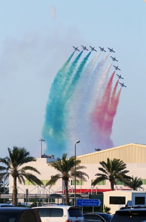 Phi đội máy bay biểu diễn Frecce Tricolori của Italia trên bầu trời Dubai.