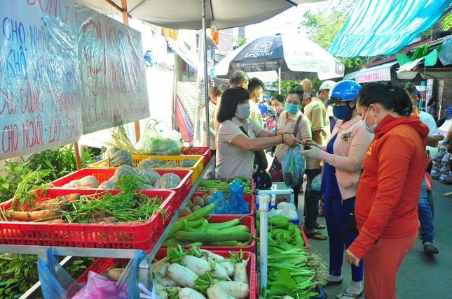 Ghi nhận của phóng viên, sáng nay (17/6), tại "Chợ 0 đồng" có rất đông người đến, chủ yếu là bán vé số, lao động nghèo, tàn tật... đến nhận rau, củ, quả, mì gói, mì, gạo, khoai lang.... về chuẩn bị cho bữa cơm gia đình.