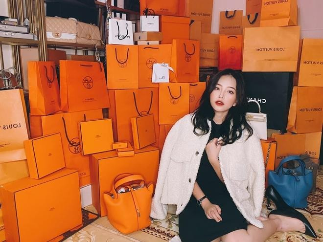 Hotgirl ‘hàng hiệu’ Trần Nguyễn Diệp Anh (SN 2003, trú tại xã Chiềng Cơi, TP Sơn La, tỉnh Sơn La) thường xuyên đăng tải các bài bán hàng online túi xách, đồng hồ trên mạng xã hội và yêu cầu khách chuyển tiền đặt cọc. Tuy nhiên, Diệp Anh không gửi hàng mà chiếm đoạt tiền của nạn nhân.