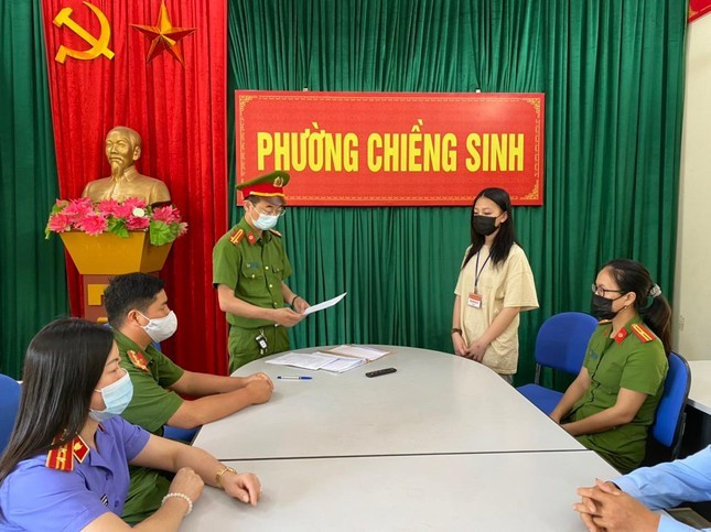 Đầu tháng 5/2021, Cơ quan Cảnh sát điều tra (CSĐT) Công an tỉnh Sơn La đã ra quyết định khởi tố vụ án, bắt tạm giam 2 đối tượng sử dụng công nghệ cao để lừa đảo chiếm đoạt tài sản và cưỡng đoạt tài sản. (Diệp Anh mặc áo phông vàng đứng nghe quyết định khởi tố)