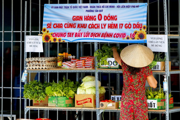 Gian hàng được hoàn thiện cũng là lúc các thành viên ban tổ chức lưng ướt đẫm mồ hôi. Mỗi ngày họ mất từ 4 đến 5 tiếng, từ lúc chuẩn bị đến khi hoàn thiện "Gian hàng 0 đồng". Được biết, mô hình này thực hiện từ ngày 1-6 vừa qua và đến nay đã có 300kg rau củ cấp cấp cho các hộ dân trong khu vực cách ly này.