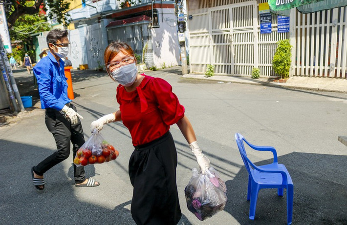 Khoảng 10 giờ sáng mỗi ngày, cán bộ Ủy ban Mặt trận Tổ quốc (UBMTTQ) phường Tân Quý, Hội liên hiệp phụ nữ và Đoàn thanh niên phường có mặt trước hẻm 17, đường Gò Dầu để cung cấp nhu yếu phẩm cho "Gian hàng 0 đồng".