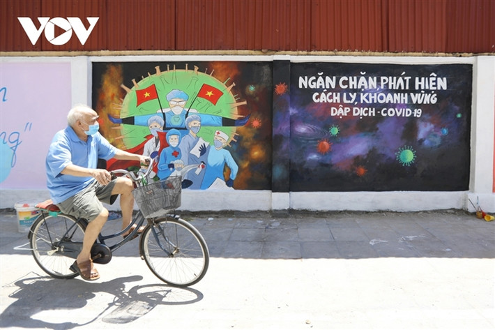Người dân xung quanh khu vực cho biết từ khi có các bức bích hoạ, tuyến phố dường như sinh động hơn, mọi người đi qua đây ai cũng thích thú.