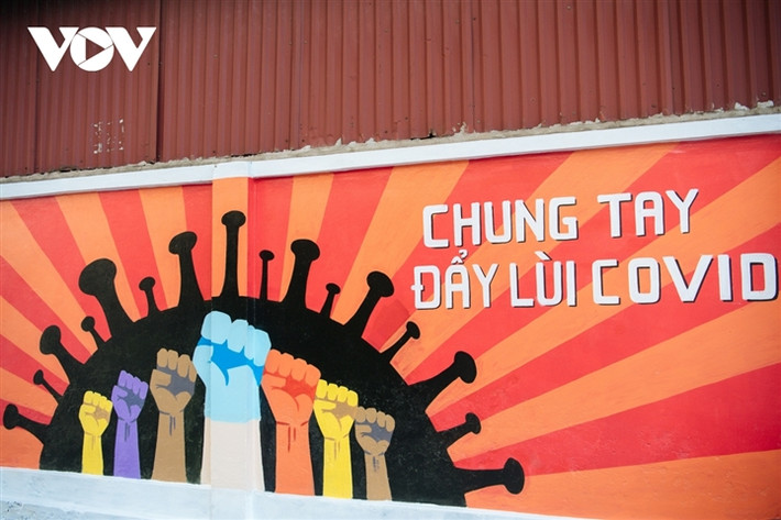 Các bức bích hoạ cũng nhằm tuyên truyền, nhắc nhở người dân các biện pháp phòng tránh dịch bệnh COVID-19 như đeo khẩu trang thường xuyên...