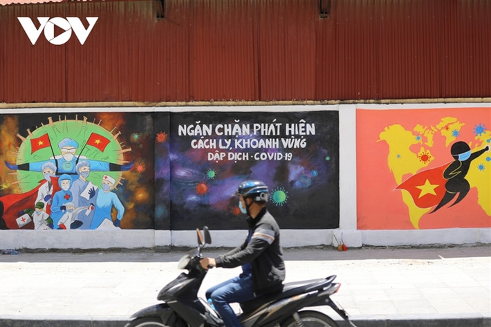 Nhằm góp phần tăng cường công tác thông tin, tuyên truyền phòng chống dịch bệnh COVID-19, quận đoàn Hà Đông đã khảo sát địa điểm và thống nhất cùng các hoạ sĩ thực hiện các bức bích hoạ lên trên những mảng tưởng tại phố Vũ Trọng Khánh, Hà Đông.