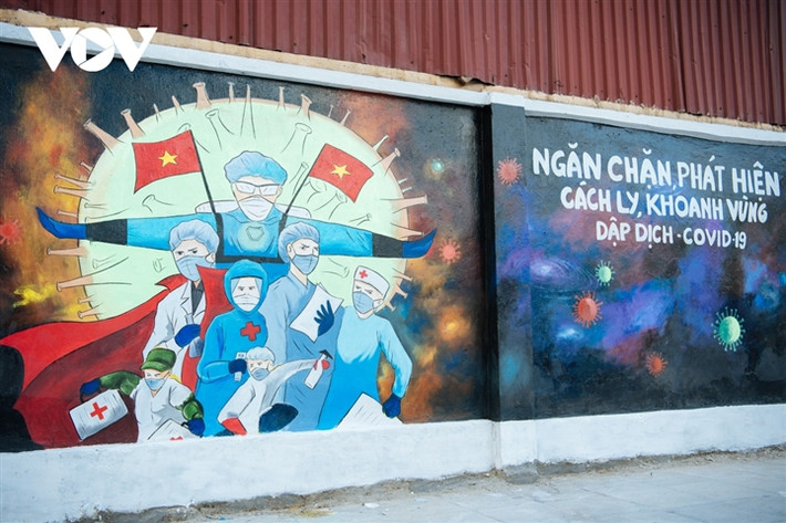 Các bức bích hoạ luôn kèm theo những thông điệp như: "Chung sức đồng lòng chống dịch COVID-19", "Vì một thế giới không COVID", "Ngăn chặn, phát hiện cách ly, khoanh vùng dập dịch COVID-19"..