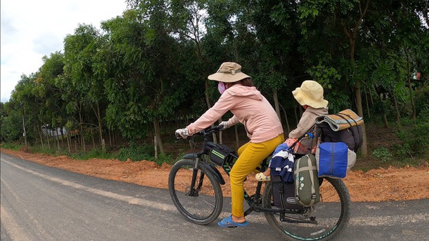 Hơn nữa, do ảnh hưởng của dịch COVID-19, học sinh được nghỉ học nhiều lần trong vòng hơn 1 năm qua, các con anh cũng ở nhà và anh nhận thấy chúng dễ học theo thói quen xấu của bố mẹ như dành nhiều thời gian trước điện thoại hay máy tính.