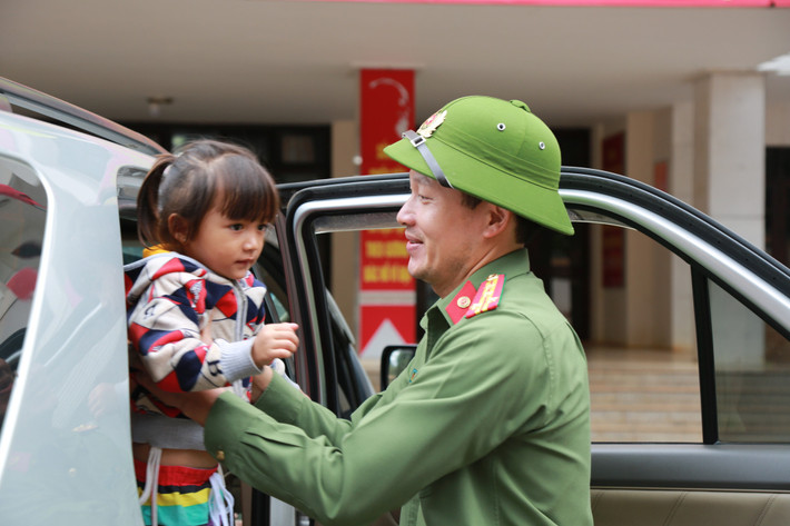 Đại tá Vũ Hồng Văn gây thiện cảm với người dân phố núi bằng hình ảnh " Đại tá đội mũ cối" chỉ đạo đánh án.