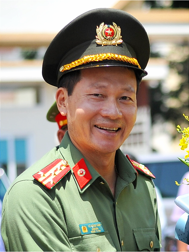 Thiếu tướng Vũ Hồng Văn (44 tuổi, quê quán Hưng Yên), từng là Phó chính ủy Bộ tư lệnh Cảnh sát cơ động. Ngày 29/6, Giám đốc Công an tỉnh Đồng Nai Vũ Hồng Văn được thăng cấp bậc hàm từ đại tá lên thiếu tướng.