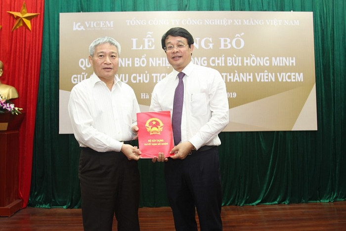 Ngày 5/8/2019, tại Hà Nội, Tổng Công ty Công nghiệp Xi măng Việt Nam (VICEM) tổ chức lễ công bố Quyết định bổ nhiệm ông Bùi Hồng Minh - Tổng Giám đốc VICEM giữ chức vụ Chủ tịch Hội đồng Thành viên VICEM. (Ông Minh bên phải)