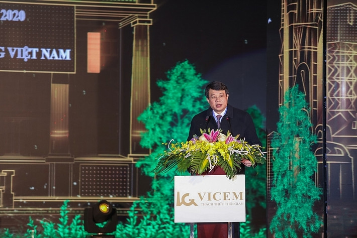 Ông Bùi Hồng Minh là Ủy viên Ban thường vụ Đảng ủy Khối Doanh nghiệp Trung ương, Bí thư Đảng ủy, Chủ tịch Hội đồng thành viên Tổng Công ty Xi măng Việt Nam trước khi được bổ nhiệm Thứ trưởng Bộ Xây dựng.